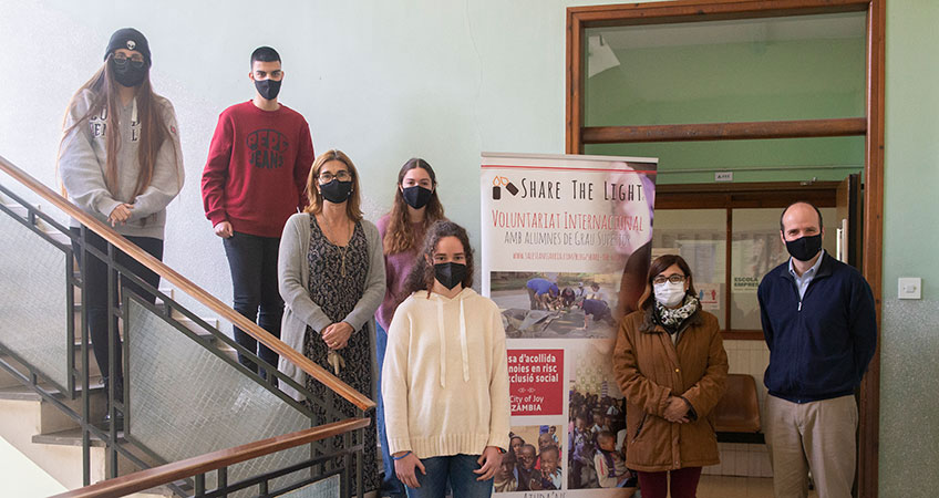 Alumnes de gràfiques bequen a un estudiant